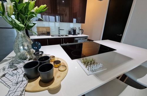 Humber Bay Condo | Stylish retreat in prime location with lakeview