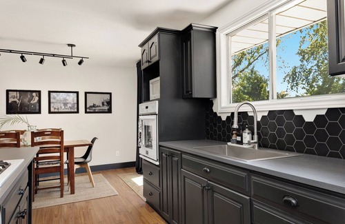 Belleville House | Stylish Retreat near PEC + Beaches + Parks +Fishing + Boating + Cycling