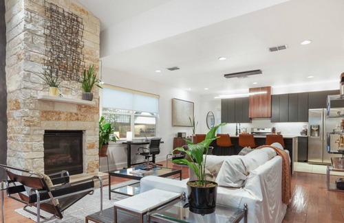 Holly House | Stylish Retreat + Outdoor Oasis in Heart of Austin