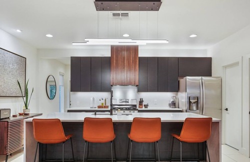 Holly House | Stylish Retreat + Outdoor Oasis in Heart of Austin