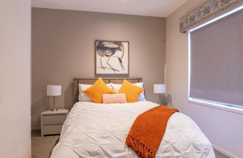 Geelong House | Stylish Retreat Steps from Geelong Waterfront, with Parking, Wi-Fi, AC