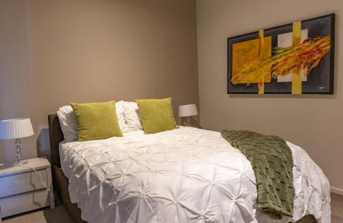 Geelong House | Stylish Retreat Steps from Geelong Waterfront, with Parking, Wi-Fi, AC