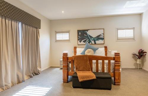 Geelong House | Stylish Retreat Steps from Geelong Waterfront, with Parking, Wi-Fi, AC