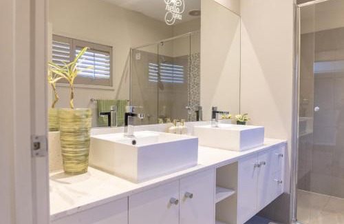 Geelong House | Stylish Retreat Steps from Geelong Waterfront, with Parking, Wi-Fi, AC