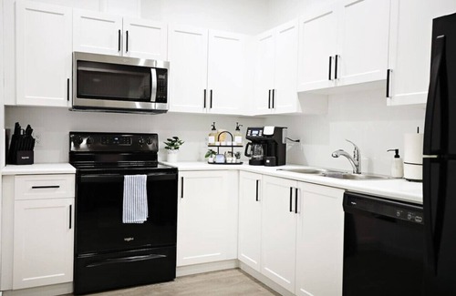 Northwest Edmonton Condo | Stylish Retreat w/King Bed|Long Stays|WEM|Disney+