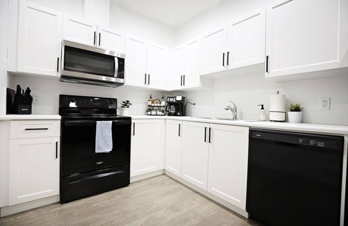 Northwest Edmonton Condo | Stylish Retreat w/King Bed|Long Stays|WEM|Disney+