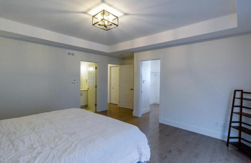 Riverview House | Stylish retreat with Garage