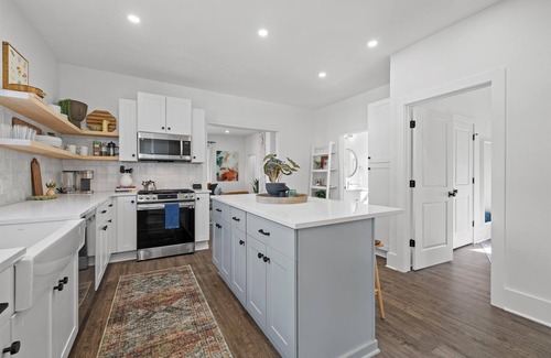 Oconomowoc House | ✨ Stylish Retreat with Fire Pit- Near Downtown & Weddings Venues ✨