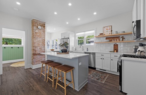 Oconomowoc House | ✨ Stylish Retreat with Fire Pit- Near Downtown & Weddings Venues ✨