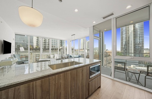 Downtown Chicago Apartment | Stylish River North Suites: Luxury Living Near Chicago’s Best Shopping&Nightlife
