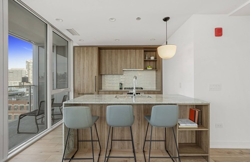 Downtown Chicago Apartment | Stylish River North Suites: Luxury Living Near Chicago’s Best Shopping&Nightlife