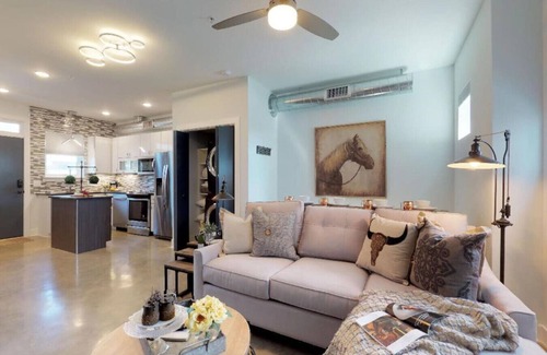 Cleveland Park Condo | Stylish Rooftop 3 Miles to Broadway & sleeps 6!
