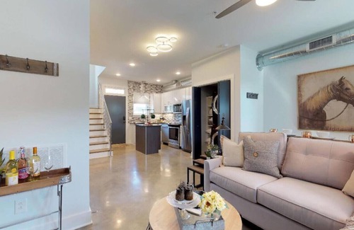 Cleveland Park Condo | Stylish Rooftop 3 Miles to Broadway & sleeps 6!