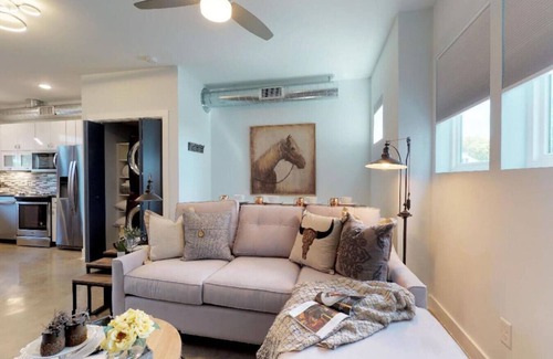 Cleveland Park Condo | Stylish Rooftop 3 Miles to Broadway & sleeps 6!