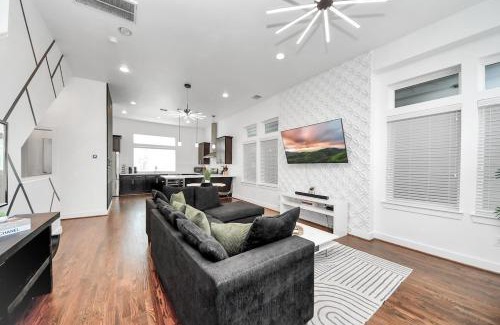 East Downtown Houston House | Stylish Rooftop - East Downtown 3BR Near Everything