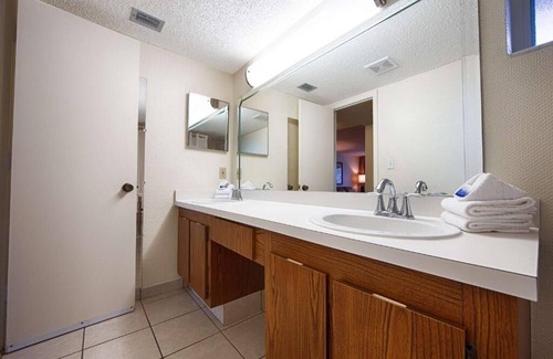 Moorings Hotel | Stylish Room Close to Naples Zoo – 5 Min Drive Away
