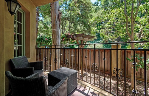 Los Gatos Hotel | Stylish Room with Outdoor Pool, Balcony & Free Parking in Santa Cruz