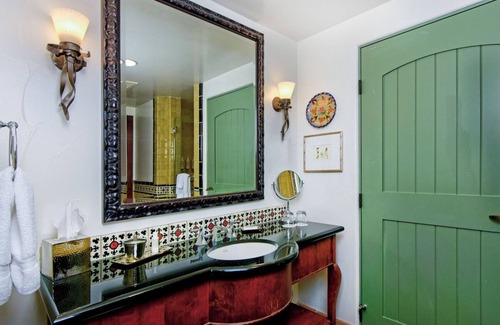 Los Gatos Hotel | Stylish Room with Outdoor Pool, Free Parking & Pets Friendly in California