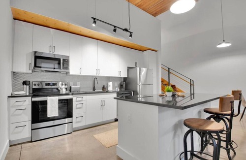 Judson Apartment | Stylish, Roomy 2BD Loft | Pool | 5 mins to DT GVL