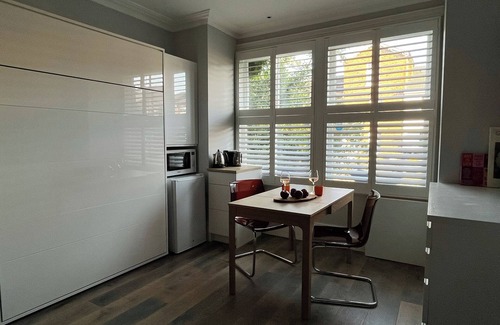 Canbury House | Stylish sunny studio with steam shower bathroom
