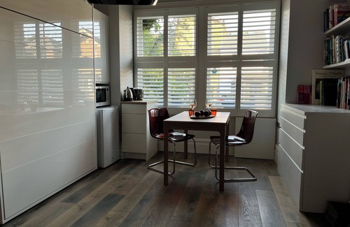 Canbury House | Stylish sunny studio with steam shower bathroom