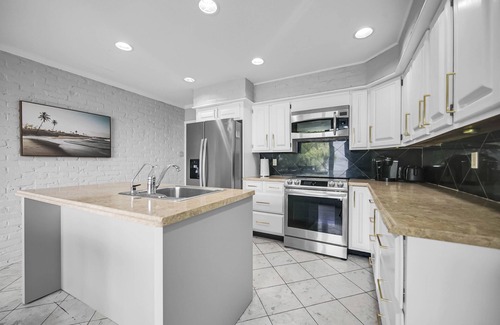 Tiny Cottage | Stylish Sandy Beach 4-Bed Waterfront