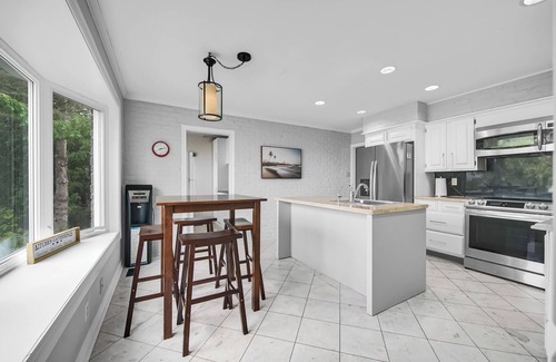 Tiny Cottage | Stylish Sandy Beach 4-Bed Waterfront