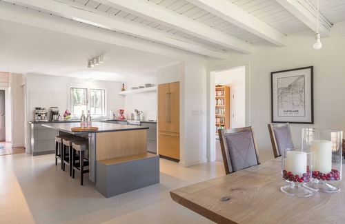Marble Dale Cabin | Stylish & Scenic Escape: Chef's Kitchen ~ Hot Tubn
