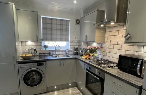 Perth House | Stylish Scottish House with garden and parking
