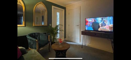 Perth House | Stylish Scottish House with garden & parking