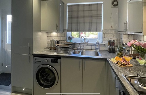 Perth House | Stylish Scottish House With Garden and Parking