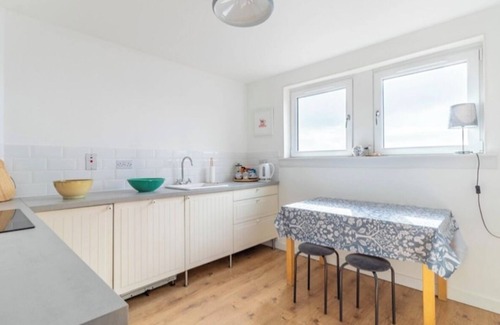 Montrose Apartment | Stylish sea front apartment, 3 bedrooms, 2 bathrooms apartment, pet friendly