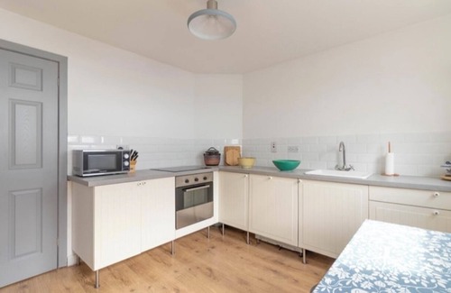 Montrose Apartment | Stylish sea front apartment, 3 bedrooms, 2 bathrooms apartment, pet friendly