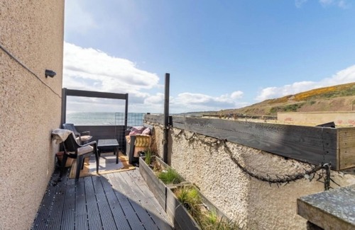 Montrose Apartment | Stylish sea front apartment, 3 bedrooms, 2 bathrooms apartment, pet friendly