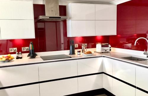 Chysauster Apartment | Stylish Sea View Apartment with Parking