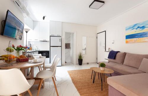 Loutraki-Agioi Theodoroi Apartment | Stylish Seaside Apartment-Just 50m from the Beach