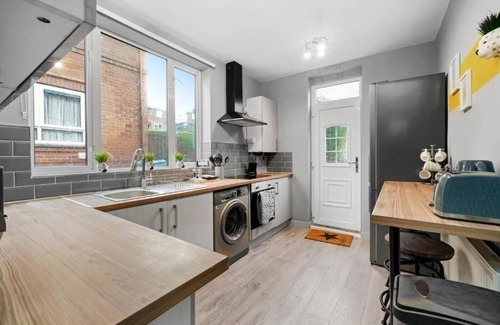 Sheffield House | Stylish Sheffield Abode - Parking - Sleeps 7