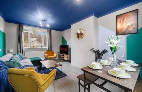 Sheffield House | Stylish Sheffield Abode - Parking - Sleeps 7