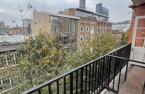 Weavers Apartment | Stylish Shoreditch apartment modern comfort in the heart of London. Pet friendly