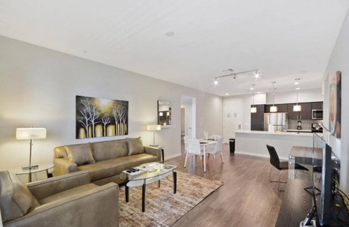 Menlo Park Condo | Stylish Silicon Valley 2BR Apt: Pool, Sky Lounge, and More!