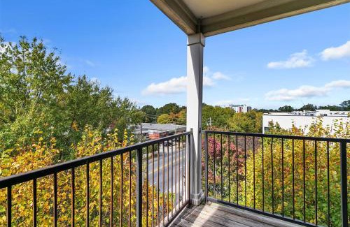 West End Apartment | Stylish Sky Lofts Condo in Historic West End condo