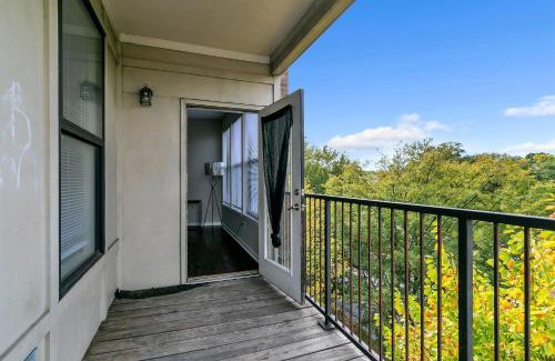 West End Apartment | Stylish Sky Lofts Condo in Historic West End condo