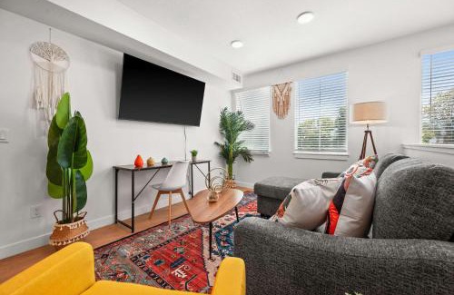 People's Freeway House | Stylish SLC Townhome King 2-Car Garage