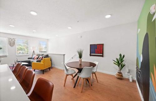 People's Freeway House | Stylish SLC Townhome King 2-Car Garage