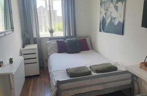 West Molesey House | Stylish Small Double with Free Parking near Hampton Court-R1