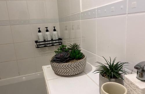 West Molesey House | Stylish Small Double with Free Parking near Hampton Court-R1