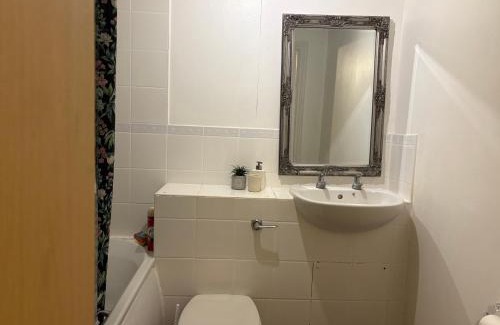 West Molesey House | Stylish Small Double with Free Parking near Hampton Court-R1
