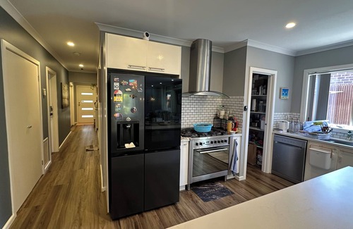 Deer Park House | Stylish Small Ocean Home near Deer Park Train Station-Private Room