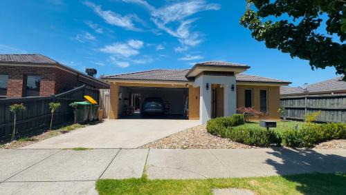 Deer Park House | Stylish Small Ocean Homestay Near Deer Park Train Station