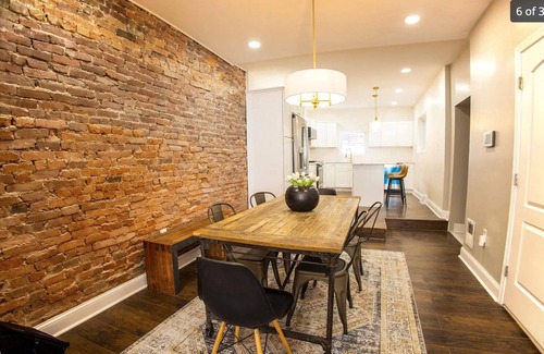 South Philadelphia House | Stylish South Philly 4 Bdrm Townhouse with Free Street Parking